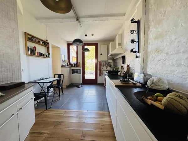 Maison
                                                                                                                                                                                                                                                                                                                        8 pièce(s)                                                                                                                                                                                                          5 chambre(s)                                                                                                                                                                                                          171  m²