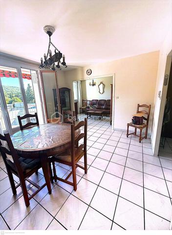 🏡 UNE OPPORTUNITÉ À DÉCOUVRIR À SAINT-PAUL-TROIS-CHÂTEAUX !
Situé au 2ᵉ étage de la Résidence du Tricastin, cet appartement F4 d’environ 75 m² bénéficie d’un emplacement pratique, au calme et à proximité immédiate du centre-ville, des écoles et des commerces.
Dès l’entrée, vous découvrirez une pièce de vie lumineuse ouvrant sur un agréable balcon avec une vue dégagée.
La cuisine, indépendante, donne accès à une loggia fonctionnelle, équipée notamment d’un réfrigérateur-congélateur, d’un lave-linge, d’un sèche-linge et d’un adoucisseur d’eau récent.
Côté nuit : 🛏️ 2 chambres d’environ 11 m² avec rangements
🚿 Salle d’eau avec douche
🚽 WC séparés
📦 Espace rangement / cellier
Les + du bien : ✨ Climatisation réversible récente
✨ Double vitrage
✨ Balcon + loggia
✨ Belle luminosité
✨ Nombreux rangements
✨ Possibilité de conserver le mobilier
✨ Aucun travaux de copropriété à prévoir
Un rafraîchissement est à envisager afin de moderniser certaines pièces et de personnaliser l’appartement selon vos envies.
💰 130 000 € frais d’agence inclus
Charges de copropriété : environ 2 000 € / an, comprenant notamment le chauffage collectif, l’eau et l’entretien des parties communes et extérieures.
🔑 Un bien qui peut répondre à différents projets :
🏠 Résidence principale
🌱 Premier achat
📈 Investissement locatif
📍 Saint-Paul-Trois-Châteaux – Au cœur du Tricastin

📞 Sandra Clain Simoncelli – BSK Immobilier
06 67 88 56 18
📧 s.simoncelliclain@bskimmobilier.com
Une visite ? Parlons-en. 🤍
DPE en cours
