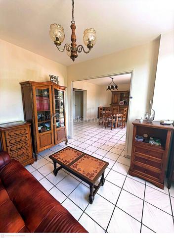 🏡 UNE OPPORTUNITÉ À DÉCOUVRIR À SAINT-PAUL-TROIS-CHÂTEAUX !
Situé au 2ᵉ étage de la Résidence du Tricastin, cet appartement F4 d’environ 75 m² bénéficie d’un emplacement pratique, au calme et à proximité immédiate du centre-ville, des écoles et des commerces.
Dès l’entrée, vous découvrirez une pièce de vie lumineuse ouvrant sur un agréable balcon avec une vue dégagée.
La cuisine, indépendante, donne accès à une loggia fonctionnelle, équipée notamment d’un réfrigérateur-congélateur, d’un lave-linge, d’un sèche-linge et d’un adoucisseur d’eau récent.
Côté nuit : 🛏️ 2 chambres d’environ 11 m² avec rangements
🚿 Salle d’eau avec douche
🚽 WC séparés
📦 Espace rangement / cellier
Les + du bien : ✨ Climatisation réversible récente
✨ Double vitrage
✨ Balcon + loggia
✨ Belle luminosité
✨ Nombreux rangements
✨ Possibilité de conserver le mobilier
✨ Aucun travaux de copropriété à prévoir
Un rafraîchissement est à envisager afin de moderniser certaines pièces et de personnaliser l’appartement selon vos envies.
💰 130 000 € frais d’agence inclus
Charges de copropriété : environ 2 000 € / an, comprenant notamment le chauffage collectif, l’eau et l’entretien des parties communes et extérieures.
🔑 Un bien qui peut répondre à différents projets :
🏠 Résidence principale
🌱 Premier achat
📈 Investissement locatif
📍 Saint-Paul-Trois-Châteaux – Au cœur du Tricastin

📞 Sandra Clain Simoncelli – BSK Immobilier
06 67 88 56 18
📧 s.simoncelliclain@bskimmobilier.com
Une visite ? Parlons-en. 🤍
DPE en cours