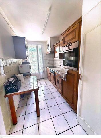 🏡 UNE OPPORTUNITÉ À DÉCOUVRIR À SAINT-PAUL-TROIS-CHÂTEAUX !
Situé au 2ᵉ étage de la Résidence du Tricastin, cet appartement F4 d’environ 75 m² bénéficie d’un emplacement pratique, au calme et à proximité immédiate du centre-ville, des écoles et des commerces.
Dès l’entrée, vous découvrirez une pièce de vie lumineuse ouvrant sur un agréable balcon avec une vue dégagée.
La cuisine, indépendante, donne accès à une loggia fonctionnelle, équipée notamment d’un réfrigérateur-congélateur, d’un lave-linge, d’un sèche-linge et d’un adoucisseur d’eau récent.
Côté nuit : 🛏️ 2 chambres d’environ 11 m² avec rangements
🚿 Salle d’eau avec douche
🚽 WC séparés
📦 Espace rangement / cellier
Les + du bien : ✨ Climatisation réversible récente
✨ Double vitrage
✨ Balcon + loggia
✨ Belle luminosité
✨ Nombreux rangements
✨ Possibilité de conserver le mobilier
✨ Aucun travaux de copropriété à prévoir
Un rafraîchissement est à envisager afin de moderniser certaines pièces et de personnaliser l’appartement selon vos envies.
💰 130 000 € frais d’agence inclus
Charges de copropriété : environ 2 000 € / an, comprenant notamment le chauffage collectif, l’eau et l’entretien des parties communes et extérieures.
🔑 Un bien qui peut répondre à différents projets :
🏠 Résidence principale
🌱 Premier achat
📈 Investissement locatif
📍 Saint-Paul-Trois-Châteaux – Au cœur du Tricastin

📞 Sandra Clain Simoncelli – BSK Immobilier
06 67 88 56 18
📧 s.simoncelliclain@bskimmobilier.com
Une visite ? Parlons-en. 🤍
DPE en cours
