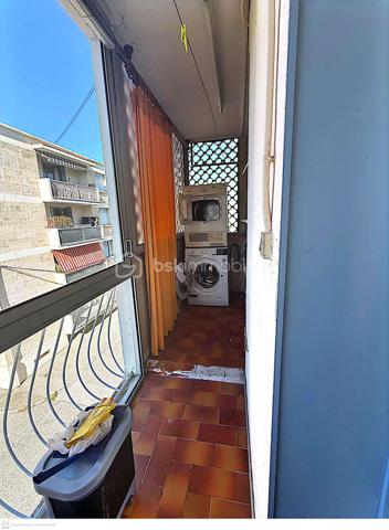 🏡 UNE OPPORTUNITÉ À DÉCOUVRIR À SAINT-PAUL-TROIS-CHÂTEAUX !
Situé au 2ᵉ étage de la Résidence du Tricastin, cet appartement F4 d’environ 75 m² bénéficie d’un emplacement pratique, au calme et à proximité immédiate du centre-ville, des écoles et des commerces.
Dès l’entrée, vous découvrirez une pièce de vie lumineuse ouvrant sur un agréable balcon avec une vue dégagée.
La cuisine, indépendante, donne accès à une loggia fonctionnelle, équipée notamment d’un réfrigérateur-congélateur, d’un lave-linge, d’un sèche-linge et d’un adoucisseur d’eau récent.
Côté nuit : 🛏️ 2 chambres d’environ 11 m² avec rangements
🚿 Salle d’eau avec douche
🚽 WC séparés
📦 Espace rangement / cellier
Les + du bien : ✨ Climatisation réversible récente
✨ Double vitrage
✨ Balcon + loggia
✨ Belle luminosité
✨ Nombreux rangements
✨ Possibilité de conserver le mobilier
✨ Aucun travaux de copropriété à prévoir
Un rafraîchissement est à envisager afin de moderniser certaines pièces et de personnaliser l’appartement selon vos envies.
💰 130 000 € frais d’agence inclus
Charges de copropriété : environ 2 000 € / an, comprenant notamment le chauffage collectif, l’eau et l’entretien des parties communes et extérieures.
🔑 Un bien qui peut répondre à différents projets :
🏠 Résidence principale
🌱 Premier achat
📈 Investissement locatif
📍 Saint-Paul-Trois-Châteaux – Au cœur du Tricastin

📞 Sandra Clain Simoncelli – BSK Immobilier
06 67 88 56 18
📧 s.simoncelliclain@bskimmobilier.com
Une visite ? Parlons-en. 🤍
DPE en cours