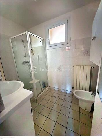 🏡 UNE OPPORTUNITÉ À DÉCOUVRIR À SAINT-PAUL-TROIS-CHÂTEAUX !
Situé au 2ᵉ étage de la Résidence du Tricastin, cet appartement F4 d’environ 75 m² bénéficie d’un emplacement pratique, au calme et à proximité immédiate du centre-ville, des écoles et des commerces.
Dès l’entrée, vous découvrirez une pièce de vie lumineuse ouvrant sur un agréable balcon avec une vue dégagée.
La cuisine, indépendante, donne accès à une loggia fonctionnelle, équipée notamment d’un réfrigérateur-congélateur, d’un lave-linge, d’un sèche-linge et d’un adoucisseur d’eau récent.
Côté nuit : 🛏️ 2 chambres d’environ 11 m² avec rangements
🚿 Salle d’eau avec douche
🚽 WC séparés
📦 Espace rangement / cellier
Les + du bien : ✨ Climatisation réversible récente
✨ Double vitrage
✨ Balcon + loggia
✨ Belle luminosité
✨ Nombreux rangements
✨ Possibilité de conserver le mobilier
✨ Aucun travaux de copropriété à prévoir
Un rafraîchissement est à envisager afin de moderniser certaines pièces et de personnaliser l’appartement selon vos envies.
💰 130 000 € frais d’agence inclus
Charges de copropriété : environ 2 000 € / an, comprenant notamment le chauffage collectif, l’eau et l’entretien des parties communes et extérieures.
🔑 Un bien qui peut répondre à différents projets :
🏠 Résidence principale
🌱 Premier achat
📈 Investissement locatif
📍 Saint-Paul-Trois-Châteaux – Au cœur du Tricastin

📞 Sandra Clain Simoncelli – BSK Immobilier
06 67 88 56 18
📧 s.simoncelliclain@bskimmobilier.com
Une visite ? Parlons-en. 🤍
DPE en cours