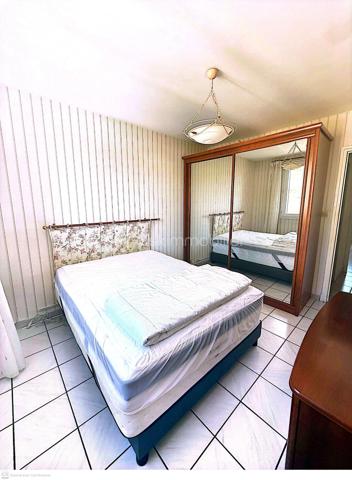 🏡 UNE OPPORTUNITÉ À DÉCOUVRIR À SAINT-PAUL-TROIS-CHÂTEAUX !
Situé au 2ᵉ étage de la Résidence du Tricastin, cet appartement F4 d’environ 75 m² bénéficie d’un emplacement pratique, au calme et à proximité immédiate du centre-ville, des écoles et des commerces.
Dès l’entrée, vous découvrirez une pièce de vie lumineuse ouvrant sur un agréable balcon avec une vue dégagée.
La cuisine, indépendante, donne accès à une loggia fonctionnelle, équipée notamment d’un réfrigérateur-congélateur, d’un lave-linge, d’un sèche-linge et d’un adoucisseur d’eau récent.
Côté nuit : 🛏️ 2 chambres d’environ 11 m² avec rangements
🚿 Salle d’eau avec douche
🚽 WC séparés
📦 Espace rangement / cellier
Les + du bien : ✨ Climatisation réversible récente
✨ Double vitrage
✨ Balcon + loggia
✨ Belle luminosité
✨ Nombreux rangements
✨ Possibilité de conserver le mobilier
✨ Aucun travaux de copropriété à prévoir
Un rafraîchissement est à envisager afin de moderniser certaines pièces et de personnaliser l’appartement selon vos envies.
💰 130 000 € frais d’agence inclus
Charges de copropriété : environ 2 000 € / an, comprenant notamment le chauffage collectif, l’eau et l’entretien des parties communes et extérieures.
🔑 Un bien qui peut répondre à différents projets :
🏠 Résidence principale
🌱 Premier achat
📈 Investissement locatif
📍 Saint-Paul-Trois-Châteaux – Au cœur du Tricastin

📞 Sandra Clain Simoncelli – BSK Immobilier
06 67 88 56 18
📧 s.simoncelliclain@bskimmobilier.com
Une visite ? Parlons-en. 🤍
DPE en cours