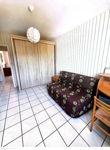 🏡 UNE OPPORTUNITÉ À DÉCOUVRIR À SAINT-PAUL-TROIS-CHÂTEAUX !
Situé au 2ᵉ étage de la Résidence du Tricastin, cet appartement F4 d’environ 75 m² bénéficie d’un emplacement pratique, au calme et à proximité immédiate du centre-ville, des écoles et des commerces.
Dès l’entrée, vous découvrirez une pièce de vie lumineuse ouvrant sur un agréable balcon avec une vue dégagée.
La cuisine, indépendante, donne accès à une loggia fonctionnelle, équipée notamment d’un réfrigérateur-congélateur, d’un lave-linge, d’un sèche-linge et d’un adoucisseur d’eau récent.
Côté nuit : 🛏️ 2 chambres d’environ 11 m² avec rangements
🚿 Salle d’eau avec douche
🚽 WC séparés
📦 Espace rangement / cellier
Les + du bien : ✨ Climatisation réversible récente
✨ Double vitrage
✨ Balcon + loggia
✨ Belle luminosité
✨ Nombreux rangements
✨ Possibilité de conserver le mobilier
✨ Aucun travaux de copropriété à prévoir
Un rafraîchissement est à envisager afin de moderniser certaines pièces et de personnaliser l’appartement selon vos envies.
💰 130 000 € frais d’agence inclus
Charges de copropriété : environ 2 000 € / an, comprenant notamment le chauffage collectif, l’eau et l’entretien des parties communes et extérieures.
🔑 Un bien qui peut répondre à différents projets :
🏠 Résidence principale
🌱 Premier achat
📈 Investissement locatif
📍 Saint-Paul-Trois-Châteaux – Au cœur du Tricastin

📞 Sandra Clain Simoncelli – BSK Immobilier
06 67 88 56 18
📧 s.simoncelliclain@bskimmobilier.com
Une visite ? Parlons-en. 🤍
DPE en cours