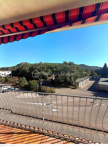🏡 UNE OPPORTUNITÉ À DÉCOUVRIR À SAINT-PAUL-TROIS-CHÂTEAUX !
Situé au 2ᵉ étage de la Résidence du Tricastin, cet appartement F4 d’environ 75 m² bénéficie d’un emplacement pratique, au calme et à proximité immédiate du centre-ville, des écoles et des commerces.
Dès l’entrée, vous découvrirez une pièce de vie lumineuse ouvrant sur un agréable balcon avec une vue dégagée.
La cuisine, indépendante, donne accès à une loggia fonctionnelle, équipée notamment d’un réfrigérateur-congélateur, d’un lave-linge, d’un sèche-linge et d’un adoucisseur d’eau récent.
Côté nuit : 🛏️ 2 chambres d’environ 11 m² avec rangements
🚿 Salle d’eau avec douche
🚽 WC séparés
📦 Espace rangement / cellier
Les + du bien : ✨ Climatisation réversible récente
✨ Double vitrage
✨ Balcon + loggia
✨ Belle luminosité
✨ Nombreux rangements
✨ Possibilité de conserver le mobilier
✨ Aucun travaux de copropriété à prévoir
Un rafraîchissement est à envisager afin de moderniser certaines pièces et de personnaliser l’appartement selon vos envies.
💰 130 000 € frais d’agence inclus
Charges de copropriété : environ 2 000 € / an, comprenant notamment le chauffage collectif, l’eau et l’entretien des parties communes et extérieures.
🔑 Un bien qui peut répondre à différents projets :
🏠 Résidence principale
🌱 Premier achat
📈 Investissement locatif
📍 Saint-Paul-Trois-Châteaux – Au cœur du Tricastin

📞 Sandra Clain Simoncelli – BSK Immobilier
06 67 88 56 18
📧 s.simoncelliclain@bskimmobilier.com
Une visite ? Parlons-en. 🤍
DPE en cours