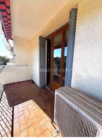 🏡 UNE OPPORTUNITÉ À DÉCOUVRIR À SAINT-PAUL-TROIS-CHÂTEAUX !
Situé au 2ᵉ étage de la Résidence du Tricastin, cet appartement F4 d’environ 75 m² bénéficie d’un emplacement pratique, au calme et à proximité immédiate du centre-ville, des écoles et des commerces.
Dès l’entrée, vous découvrirez une pièce de vie lumineuse ouvrant sur un agréable balcon avec une vue dégagée.
La cuisine, indépendante, donne accès à une loggia fonctionnelle, équipée notamment d’un réfrigérateur-congélateur, d’un lave-linge, d’un sèche-linge et d’un adoucisseur d’eau récent.
Côté nuit : 🛏️ 2 chambres d’environ 11 m² avec rangements
🚿 Salle d’eau avec douche
🚽 WC séparés
📦 Espace rangement / cellier
Les + du bien : ✨ Climatisation réversible récente
✨ Double vitrage
✨ Balcon + loggia
✨ Belle luminosité
✨ Nombreux rangements
✨ Possibilité de conserver le mobilier
✨ Aucun travaux de copropriété à prévoir
Un rafraîchissement est à envisager afin de moderniser certaines pièces et de personnaliser l’appartement selon vos envies.
💰 130 000 € frais d’agence inclus
Charges de copropriété : environ 2 000 € / an, comprenant notamment le chauffage collectif, l’eau et l’entretien des parties communes et extérieures.
🔑 Un bien qui peut répondre à différents projets :
🏠 Résidence principale
🌱 Premier achat
📈 Investissement locatif
📍 Saint-Paul-Trois-Châteaux – Au cœur du Tricastin

📞 Sandra Clain Simoncelli – BSK Immobilier
06 67 88 56 18
📧 s.simoncelliclain@bskimmobilier.com
Une visite ? Parlons-en. 🤍
DPE en cours
