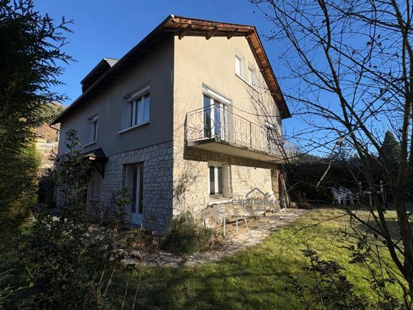 MAISON FAMILIALE AVEC JARDIN ET PISCINE