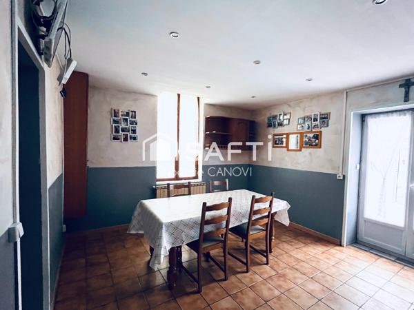 Maison familiale spacieuse avec garages à potentiel locatif – À visiter sans tarder !