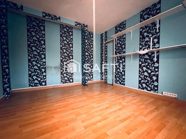 Maison familiale spacieuse avec garages à potentiel locatif – À visiter sans tarder !