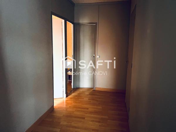 Maison familiale spacieuse avec garages à potentiel locatif – À visiter sans tarder !