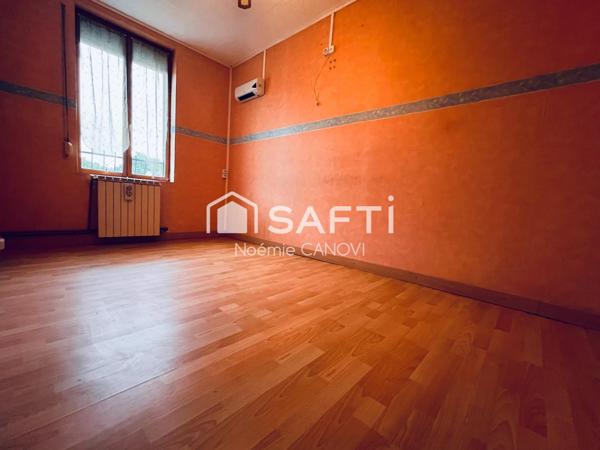 Maison familiale spacieuse avec garages à potentiel locatif – À visiter sans tarder !