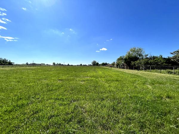 A VENDRE TERRAIN LIBRE DE CONSTRUCTEUR DE 1 215 M2 PRICHE BLAYE , Blaye A VENDRE TERRAIN LIBRE DE CONSTRUCTEUR DE 1 215 M2 PRICHE BLAYE , Blaye
