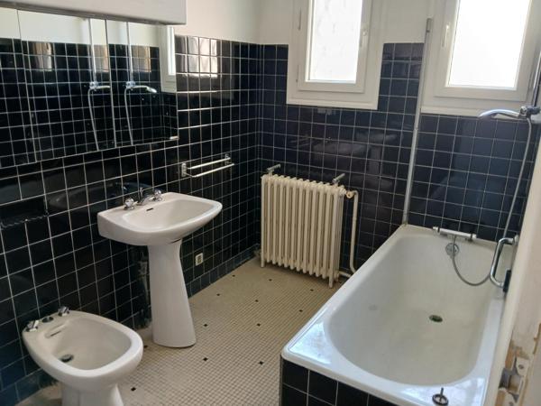 Evreux ,5mn de la gare et du centre ville belle maison 6 chambres sur sous sol