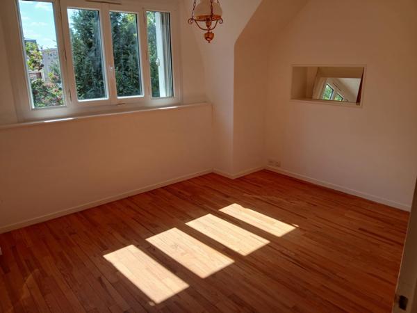 Evreux ,5mn de la gare et du centre ville belle maison 6 chambres sur sous sol