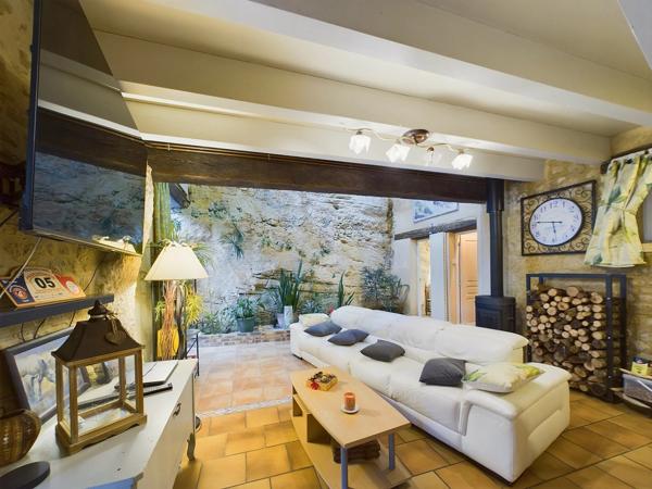 Maison unique construite dans la roche naturelle à La Roque-Gageac, l'un des plus beaux villages de France dans la vallée de la Dordogne.