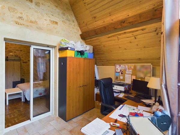 Maison unique construite dans la roche naturelle à La Roque-Gageac, l'un des plus beaux villages de France dans la vallée de la Dordogne.