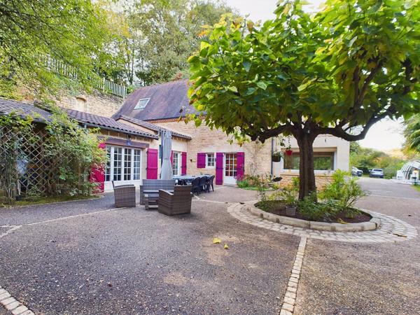 Maison unique construite dans la roche naturelle à La Roque-Gageac, l'un des plus beaux villages de France dans la vallée de la Dordogne.
