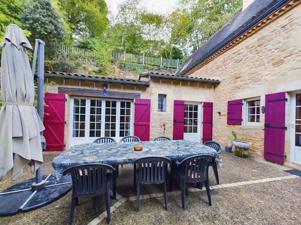 Maison unique construite dans la roche naturelle à La Roque-Gageac, l'un des plus beaux villages de France dans la vallée de la Dordogne.