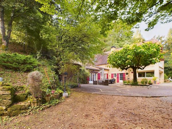 Maison unique construite dans la roche naturelle à La Roque-Gageac, l'un des plus beaux villages de France dans la vallée de la Dordogne.
