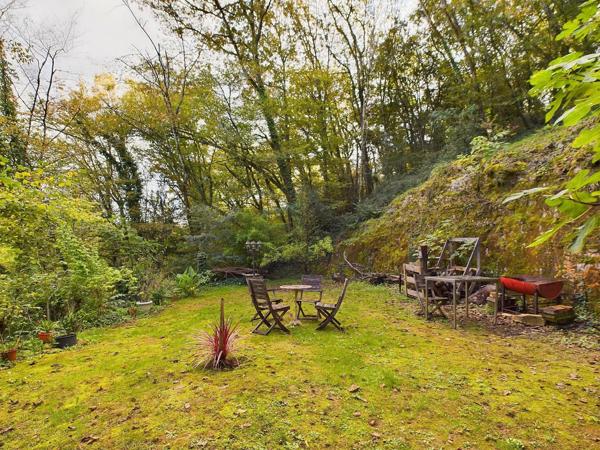 Maison unique construite dans la roche naturelle à La Roque-Gageac, l'un des plus beaux villages de France dans la vallée de la Dordogne.
