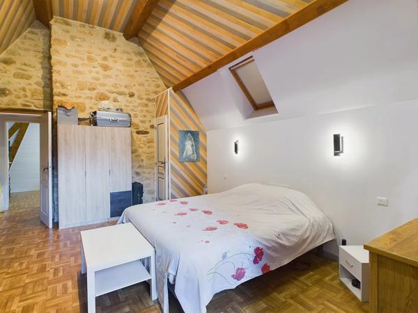 Maison unique construite dans la roche naturelle à La Roque-Gageac, l'un des plus beaux villages de France dans la vallée de la Dordogne.