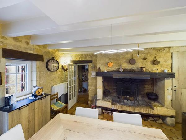 Maison unique construite dans la roche naturelle à La Roque-Gageac, l'un des plus beaux villages de France dans la vallée de la Dordogne.