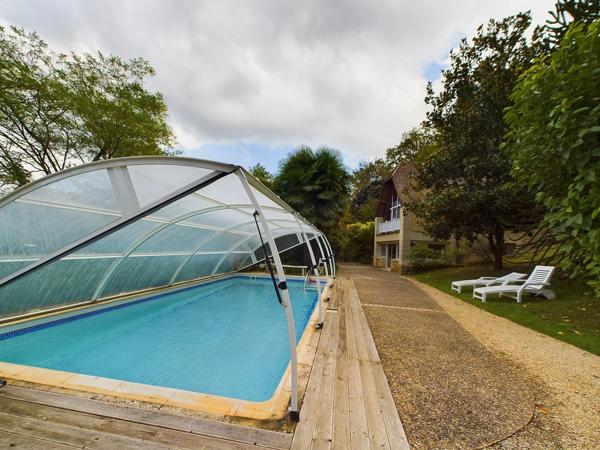 Maison unique construite dans la roche naturelle à La Roque-Gageac, l'un des plus beaux villages de France dans la vallée de la Dordogne.