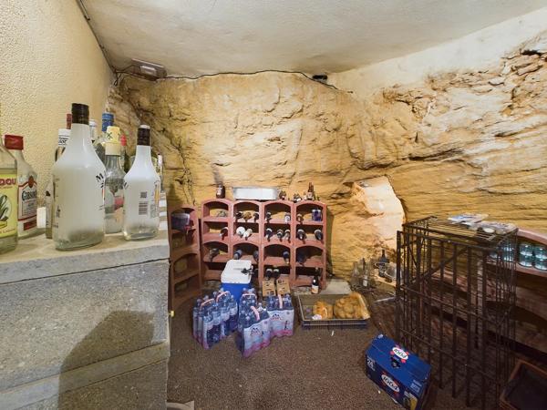 Maison unique construite dans la roche naturelle à La Roque-Gageac, l'un des plus beaux villages de France dans la vallée de la Dordogne.