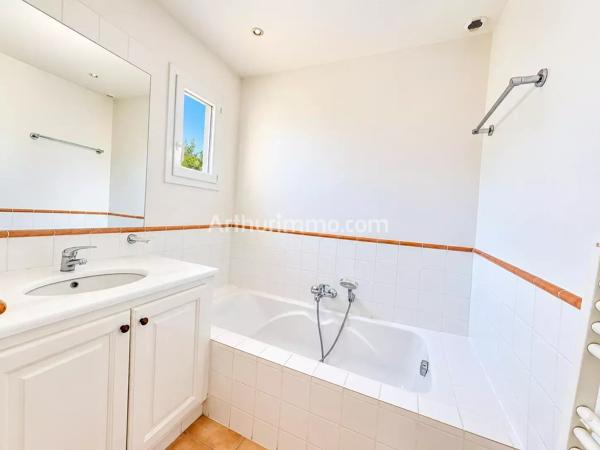 Vente                                                      Villa
                        
                     3 pièces                      82 m2                     à Roquebrune-sur-Argens