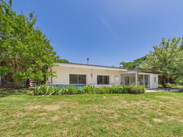 Grande maison de plain-pied comprenant 4 chambres, située dans un cadre naturel exceptionnel