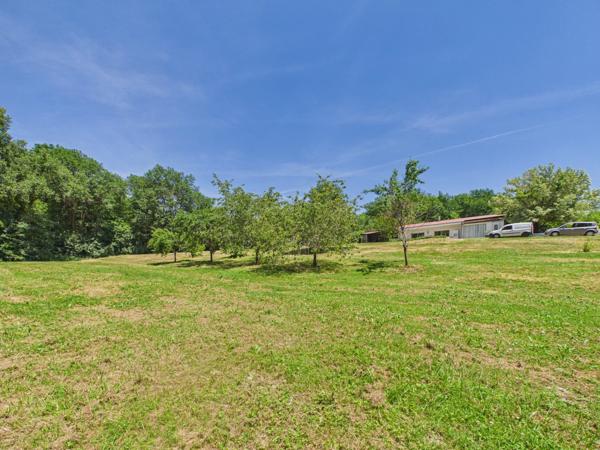 Grande maison de plain-pied comprenant 4 chambres, située dans un cadre naturel exceptionnel