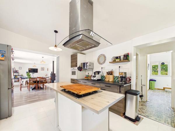 Grande maison de plain-pied comprenant 4 chambres, située dans un cadre naturel exceptionnel