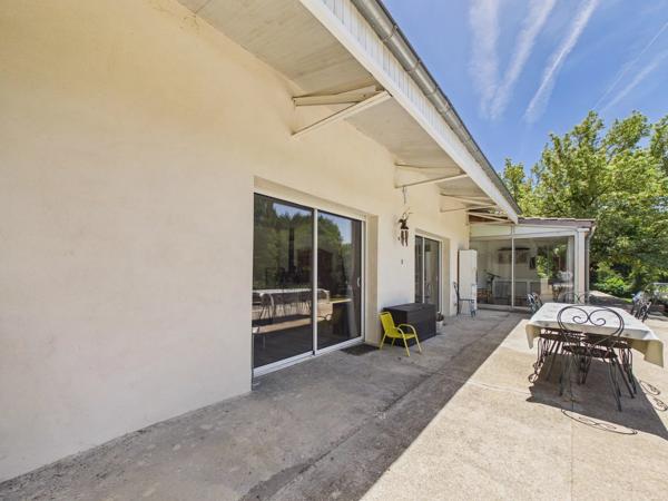 Grande maison de plain-pied comprenant 4 chambres, située dans un cadre naturel exceptionnel