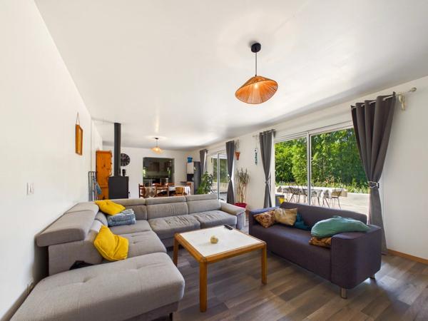 Grande maison de plain-pied comprenant 4 chambres, située dans un cadre naturel exceptionnel