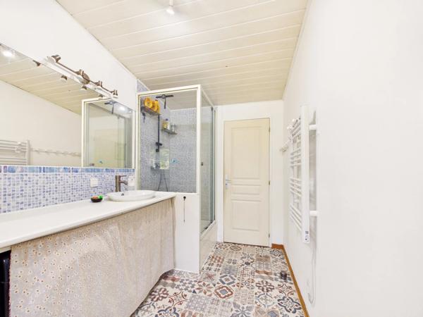 Grande maison de plain-pied comprenant 4 chambres, située dans un cadre naturel exceptionnel