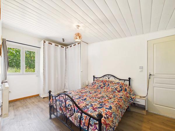 Grande maison de plain-pied comprenant 4 chambres, située dans un cadre naturel exceptionnel