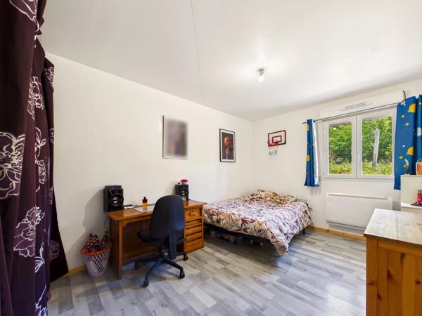 Grande maison de plain-pied comprenant 4 chambres, située dans un cadre naturel exceptionnel