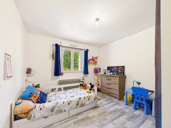 Grande maison de plain-pied comprenant 4 chambres, située dans un cadre naturel exceptionnel