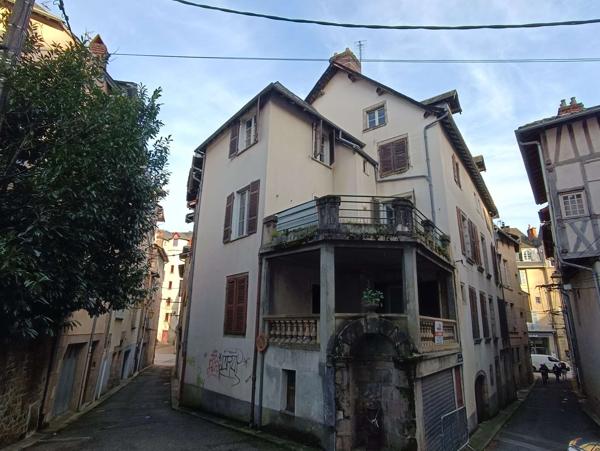 Immeuble composé de deux T3, un T2, un T1, grenier, cave et un garage
