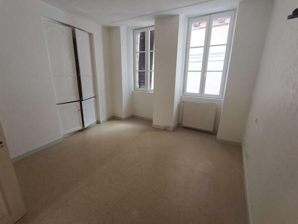 Immeuble composé de deux T3, un T2, un T1, grenier, cave et un garage