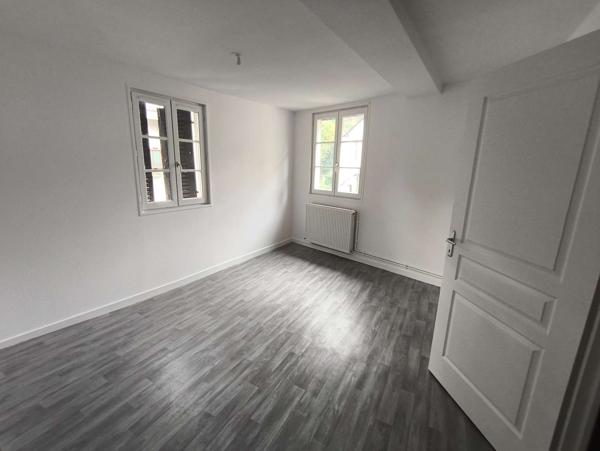 Immeuble composé de deux T3, un T2, un T1, grenier, cave et un garage