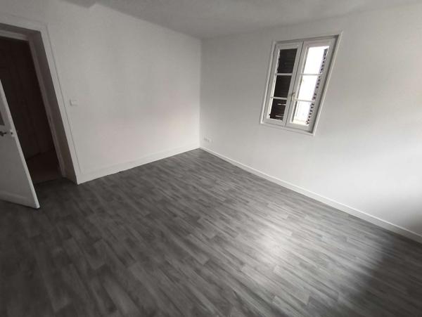 Immeuble composé de deux T3, un T2, un T1, grenier, cave et un garage