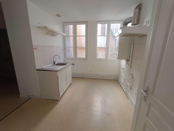 Immeuble composé de deux T3, un T2, un T1, grenier, cave et un garage