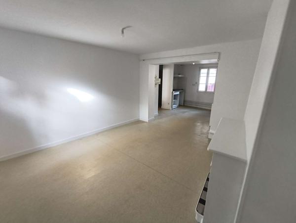 Immeuble composé de deux T3, un T2, un T1, grenier, cave et un garage