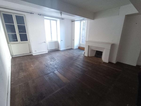Immeuble composé de deux T3, un T2, un T1, grenier, cave et un garage