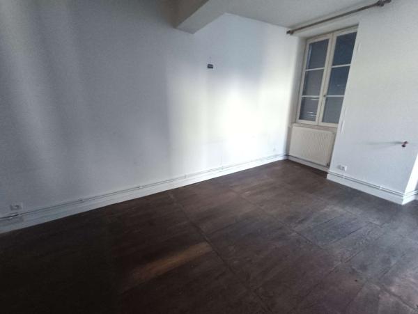 Immeuble composé de deux T3, un T2, un T1, grenier, cave et un garage