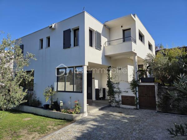 Aux portes de Sophia-Antipolis, à seulement 10 minutes des plages de Golfe-Juan, découvrez cette maison contemporaine de 1976, rénovée avec beaucoup de goût et des matériaux de qualité. Baignée de lumière, elle séduit par son architecture atypique et ses volumes généreux.

La propriété se compose de 3 espaces totalement indépendants :
•	Rez-de-chaussée : atelier d’artiste de 20 m², belle hauteur sous plafond, larges baies vitrées et chambre en mezzanine.
•	1er étage : appartement 2 pièces d’environ 42 m², prolongé par une agréable terrasse.
•	Dernier étage : appartement de 120 m² avec 3 chambres, 2 salles d’eau, bureau et buanderie. Sa pièce de vie de plus de 56 m², baignée de lumière, s’ouvre sur une exceptionnelle terrasse bois de près de 90 m² avec piscine au sel.

À l’extérieur, un magnifique jardin méditerranéen, agrémenté de nombreuses essences et d’arbres fruitiers, offre un véritable havre de paix préservé.

Prestations : portail électrique, arrosage goutte-à-goutte, ballon thermodynamique.
Atouts : forage, panneaux solaires pour l’eau chaude, tout-à-l’égout et excellente performance énergétique.
Multiples possibilités : grande maison familiale de 187 m², investissement locatif, location saisonnière, activité professionnelle.

Un bien rare, lumineux et plein de charme. Coup de cœur assuré!