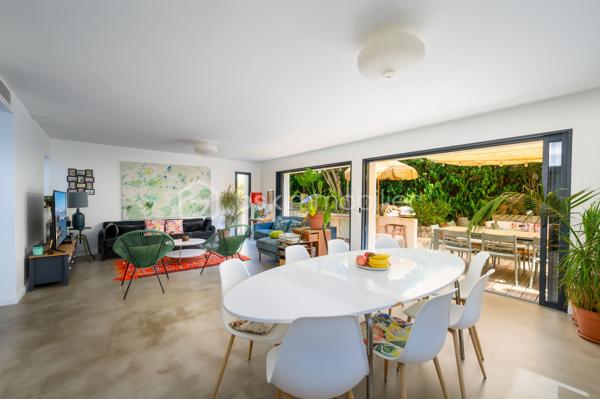 Aux portes de Sophia-Antipolis, à seulement 10 minutes des plages de Golfe-Juan, découvrez cette maison contemporaine de 1976, rénovée avec beaucoup de goût et des matériaux de qualité. Baignée de lumière, elle séduit par son architecture atypique et ses volumes généreux.

La propriété se compose de 3 espaces totalement indépendants :
•	Rez-de-chaussée : atelier d’artiste de 20 m², belle hauteur sous plafond, larges baies vitrées et chambre en mezzanine.
•	1er étage : appartement 2 pièces d’environ 42 m², prolongé par une agréable terrasse.
•	Dernier étage : appartement de 120 m² avec 3 chambres, 2 salles d’eau, bureau et buanderie. Sa pièce de vie de plus de 56 m², baignée de lumière, s’ouvre sur une exceptionnelle terrasse bois de près de 90 m² avec piscine au sel.

À l’extérieur, un magnifique jardin méditerranéen, agrémenté de nombreuses essences et d’arbres fruitiers, offre un véritable havre de paix préservé.

Prestations : portail électrique, arrosage goutte-à-goutte, ballon thermodynamique.
Atouts : forage, panneaux solaires pour l’eau chaude, tout-à-l’égout et excellente performance énergétique.
Multiples possibilités : grande maison familiale de 187 m², investissement locatif, location saisonnière, activité professionnelle.

Un bien rare, lumineux et plein de charme. Coup de cœur assuré!