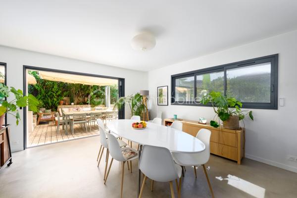 Aux portes de Sophia-Antipolis, à seulement 10 minutes des plages de Golfe-Juan, découvrez cette maison contemporaine de 1976, rénovée avec beaucoup de goût et des matériaux de qualité. Baignée de lumière, elle séduit par son architecture atypique et ses volumes généreux.

La propriété se compose de 3 espaces totalement indépendants :
•	Rez-de-chaussée : atelier d’artiste de 20 m², belle hauteur sous plafond, larges baies vitrées et chambre en mezzanine.
•	1er étage : appartement 2 pièces d’environ 42 m², prolongé par une agréable terrasse.
•	Dernier étage : appartement de 120 m² avec 3 chambres, 2 salles d’eau, bureau et buanderie. Sa pièce de vie de plus de 56 m², baignée de lumière, s’ouvre sur une exceptionnelle terrasse bois de près de 90 m² avec piscine au sel.

À l’extérieur, un magnifique jardin méditerranéen, agrémenté de nombreuses essences et d’arbres fruitiers, offre un véritable havre de paix préservé.

Prestations : portail électrique, arrosage goutte-à-goutte, ballon thermodynamique.
Atouts : forage, panneaux solaires pour l’eau chaude, tout-à-l’égout et excellente performance énergétique.
Multiples possibilités : grande maison familiale de 187 m², investissement locatif, location saisonnière, activité professionnelle.

Un bien rare, lumineux et plein de charme. Coup de cœur assuré!