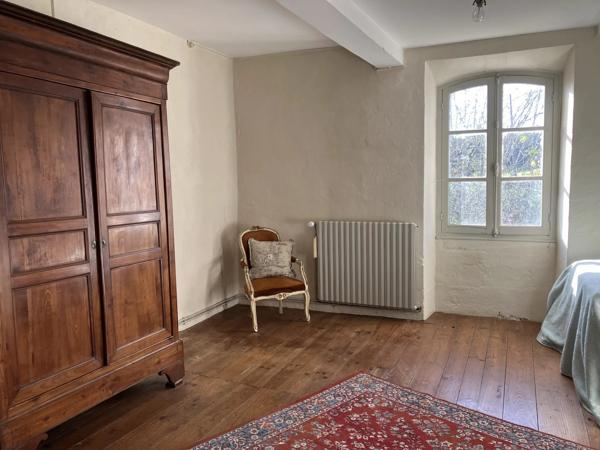 Maison de campagne avec un grand potentiel dans un hameau tranquille